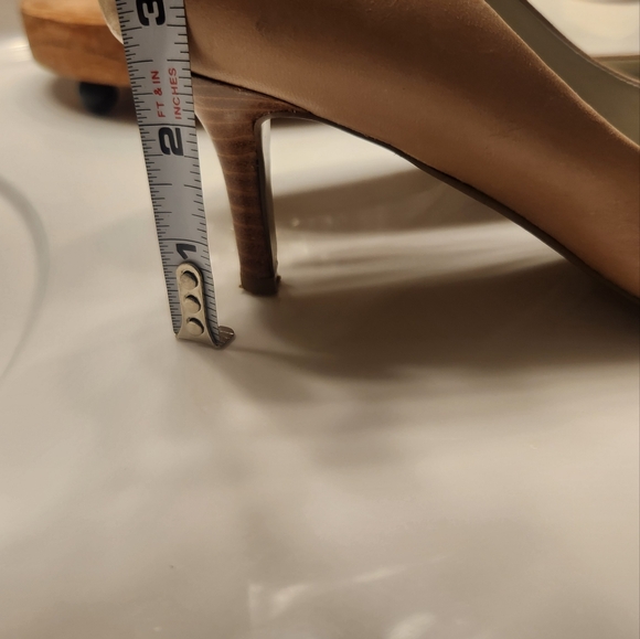 Nine West Nude/Tan Classic Pumps in Great Condition! - Picture 9 of 11